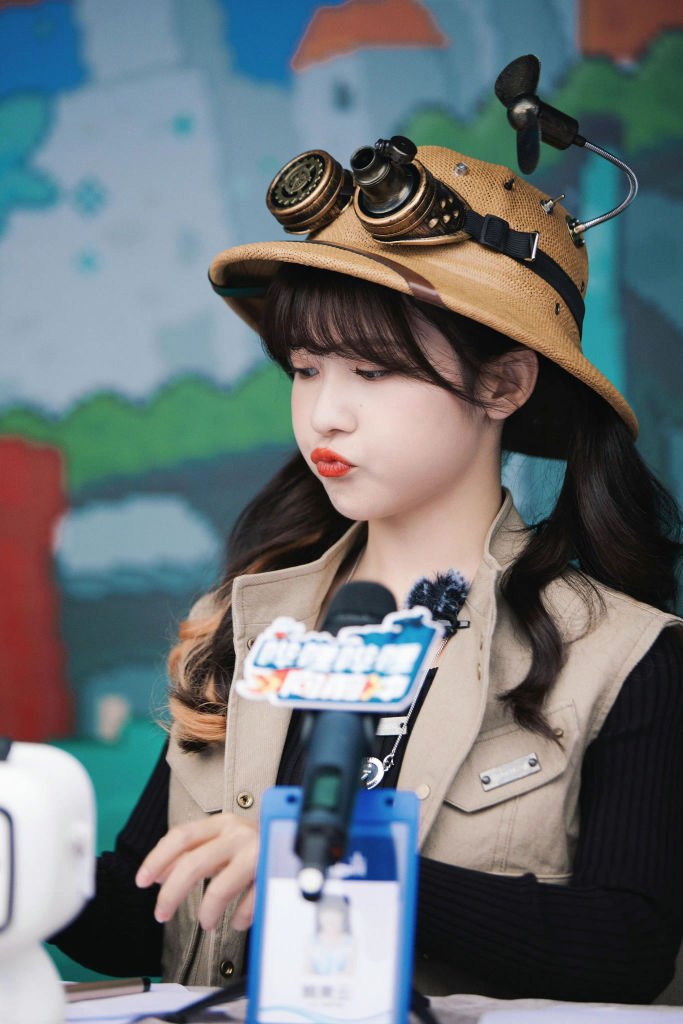 赖美云哔哩哔哩向前冲收官录制花絮做鬼马表情娇俏可爱