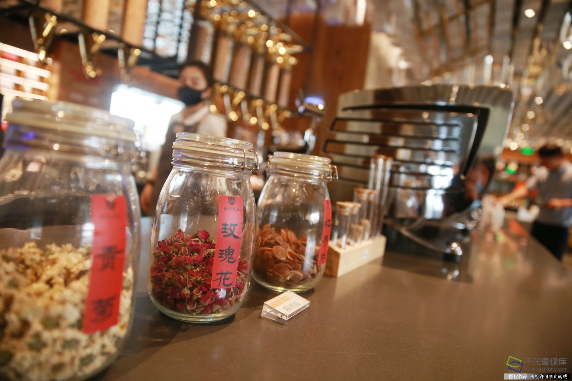 离开大兴区营商服务中心，采访团来到同仁堂知嘛健康零号店。千龙网记者 陈健男摄