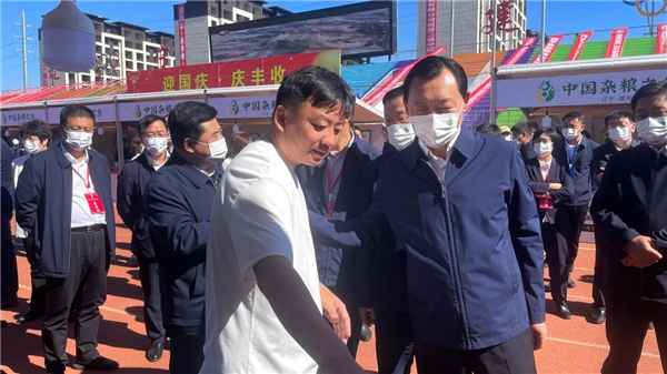 方家铺子ceo方敏向辽宁省朝阳市委副书记,市长谢卫东介绍产品