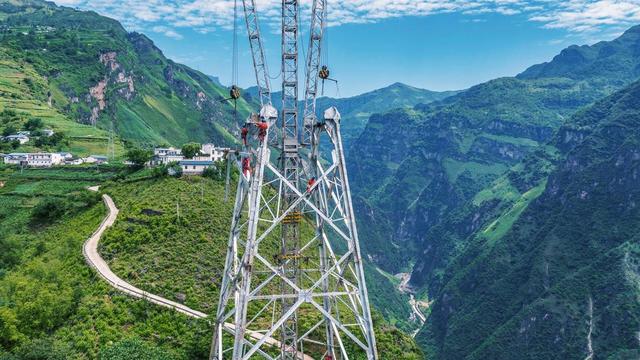 为什么小鸟在电线上不会被电死，人碰到电线就会立即触...