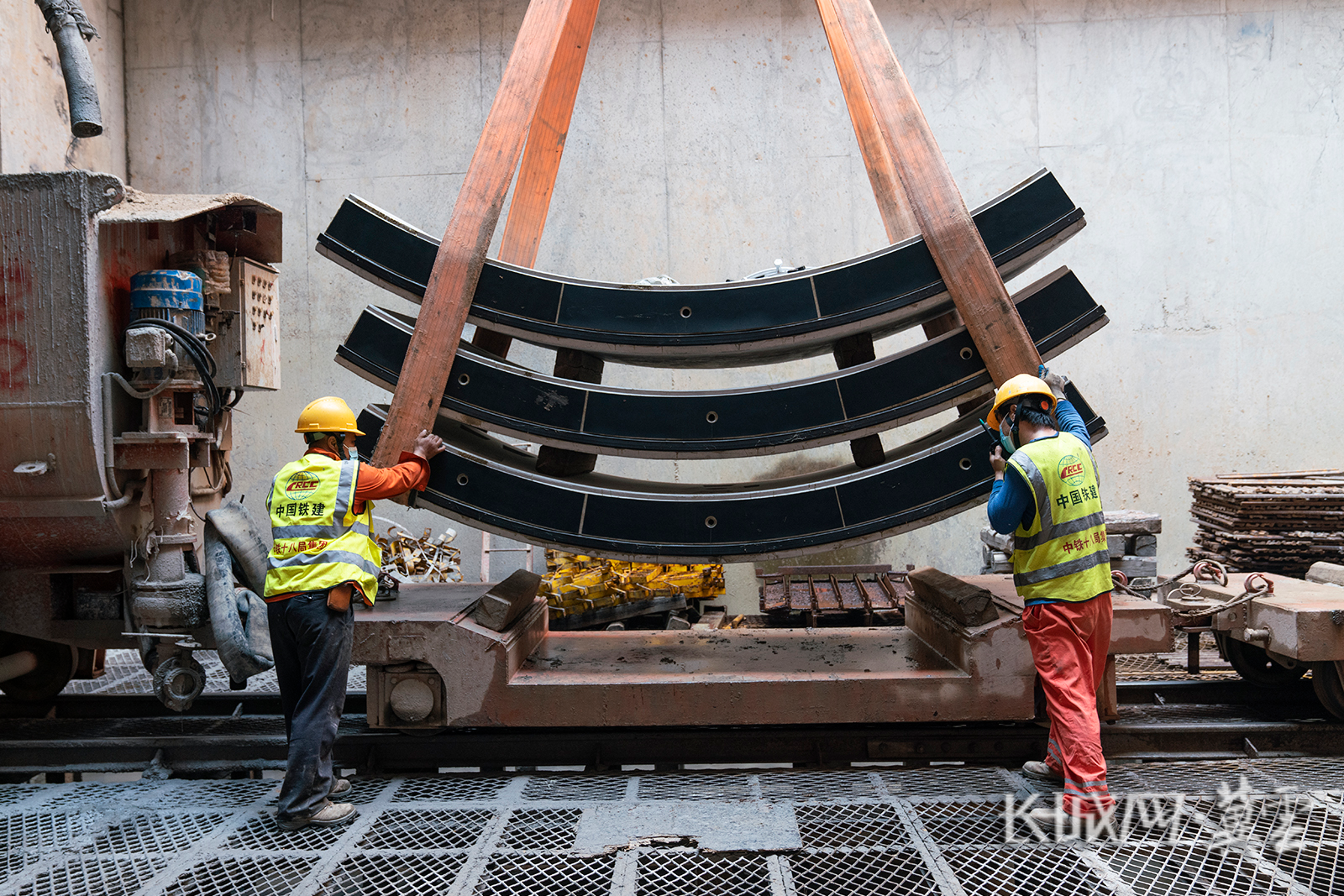 施工人员正在将预制管片装车运至隧道内.