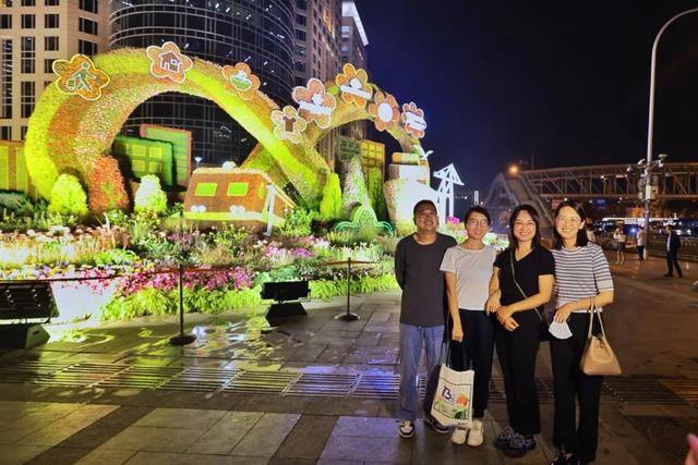 昨晚，在东单路口西北角“开放发展”花坛前，市民合影留念。北京晚报记者 邓伟摄