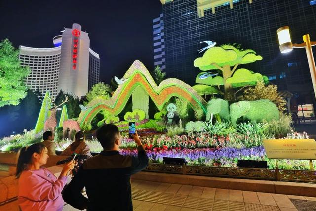 长安大厦前“绿色发展”花坛将绿水青山融入长安街夜色。北京晚报记者 邓伟摄
