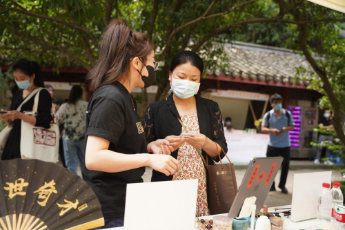 　　前来鉴别钱币的民众