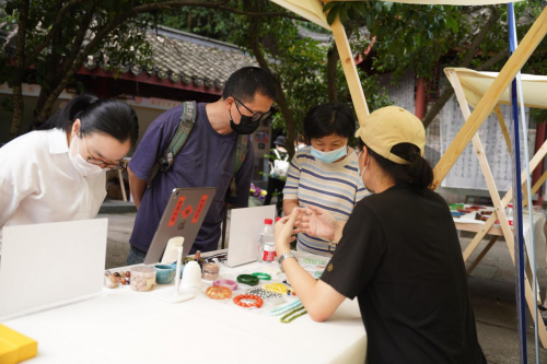 　　当地民众正与鉴宝师交谈