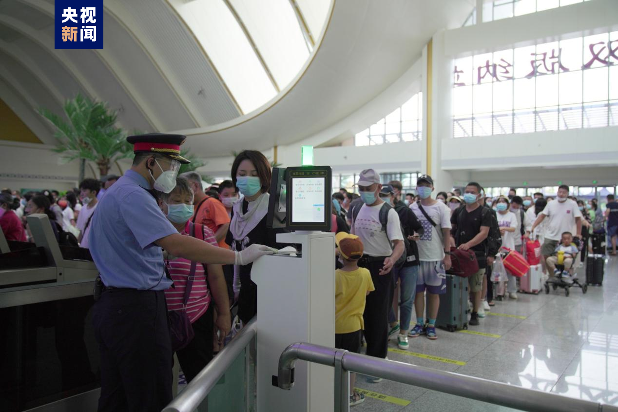 在西双版纳站检票口工作人员正在为旅客检票进站.(张梓曦 摄)