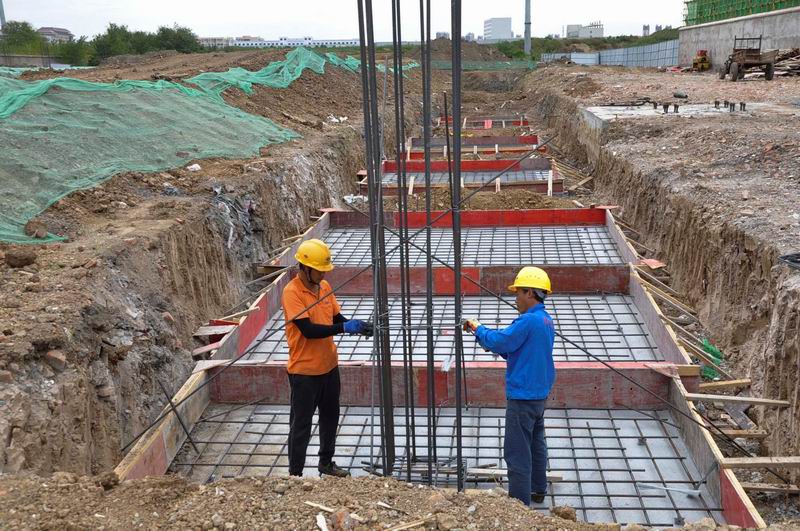 合肥协力液压科技有限公司项目施工人员正在绑扎钢筋