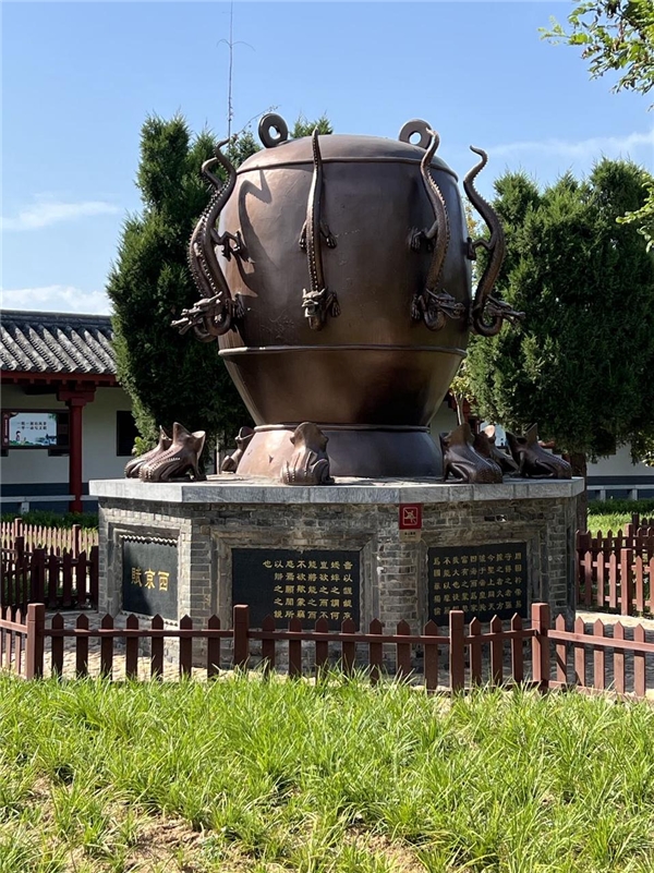 　　张衡博物馆“地动仪”模型