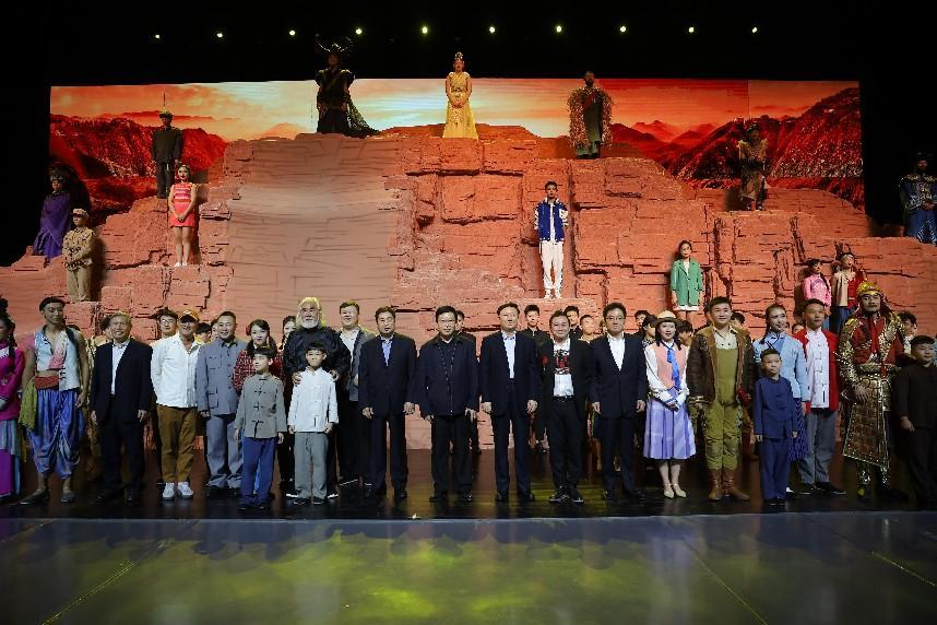 　　八百位来宾与观众共同观赏大型沉浸式体验式场景式融合秀演 《重逢晋城》
