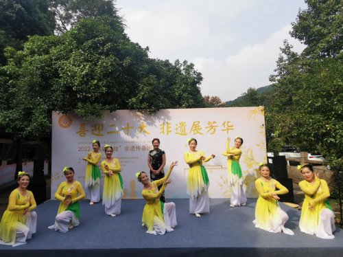 　　活动现场文艺表演