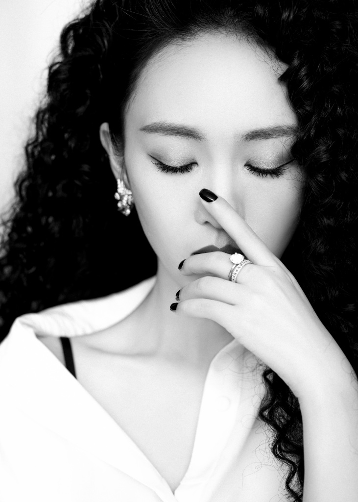 童瑶出席gqlab问号展 爆炸卷搭配极简黑白造型出镜__财经头条