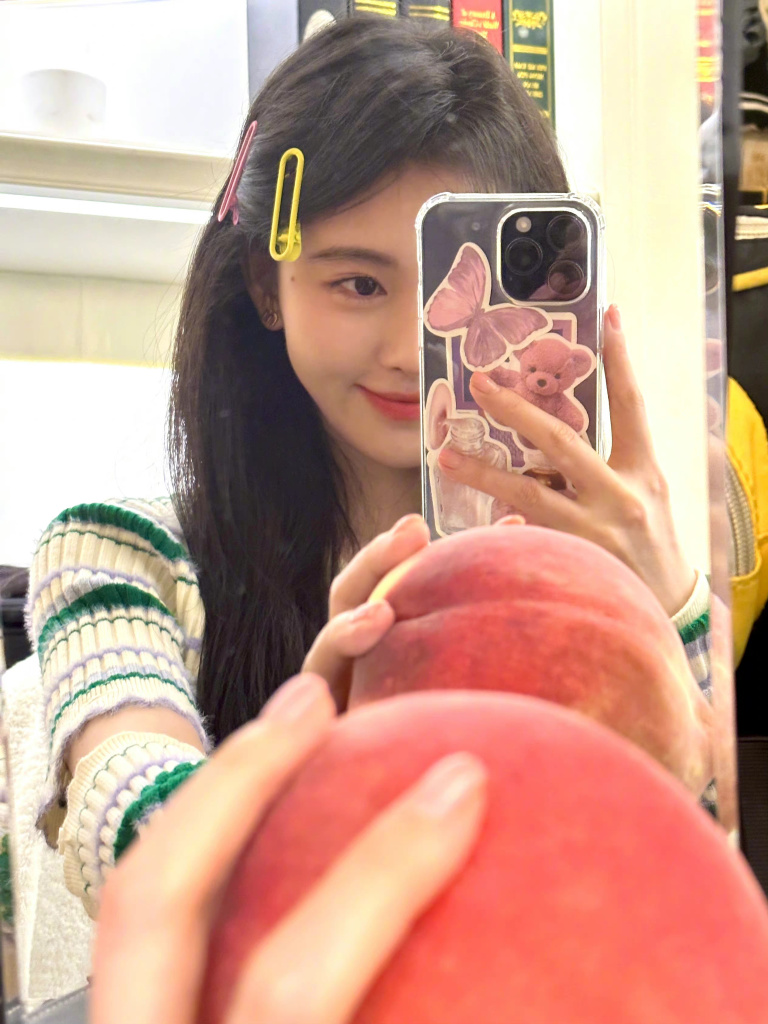 鞠婧祎晒最新自拍照着针织衫出镜戴发夹托腮卖萌甜美可人