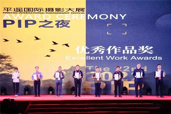 ▲中国摄影家协会副主席王琛,中共平遥县委副书记、宁固镇党委书记孙博,为获奖摄影师颁奖,右三为黄昆