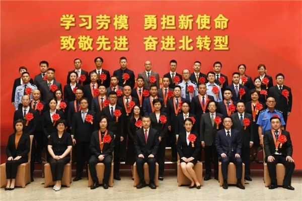 　　第一排起左三为云砺创始人、CEO吴云