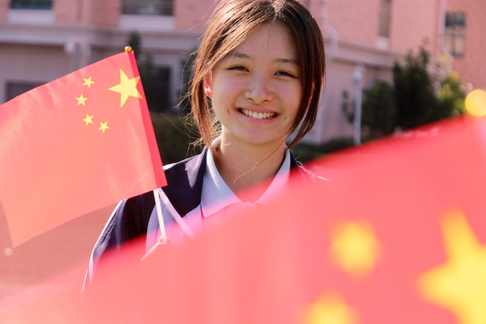 学生们手持国旗合影留念.通讯员 李海涛 摄