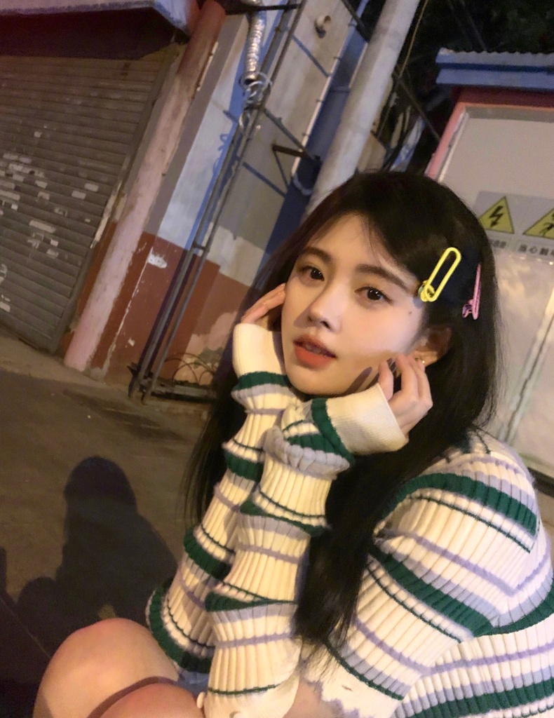 鞠婧祎晒最新自拍照着针织衫出镜戴发夹托腮卖萌甜美可人