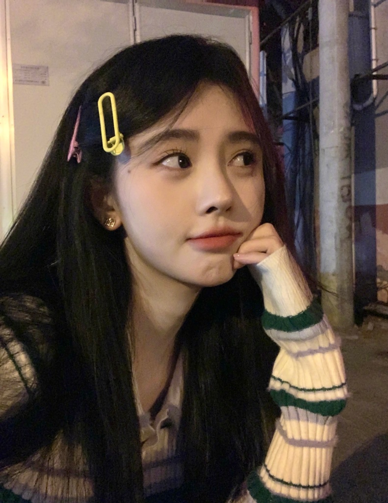 鞠婧祎晒最新自拍照着针织衫出镜戴发夹托腮卖萌甜美可人