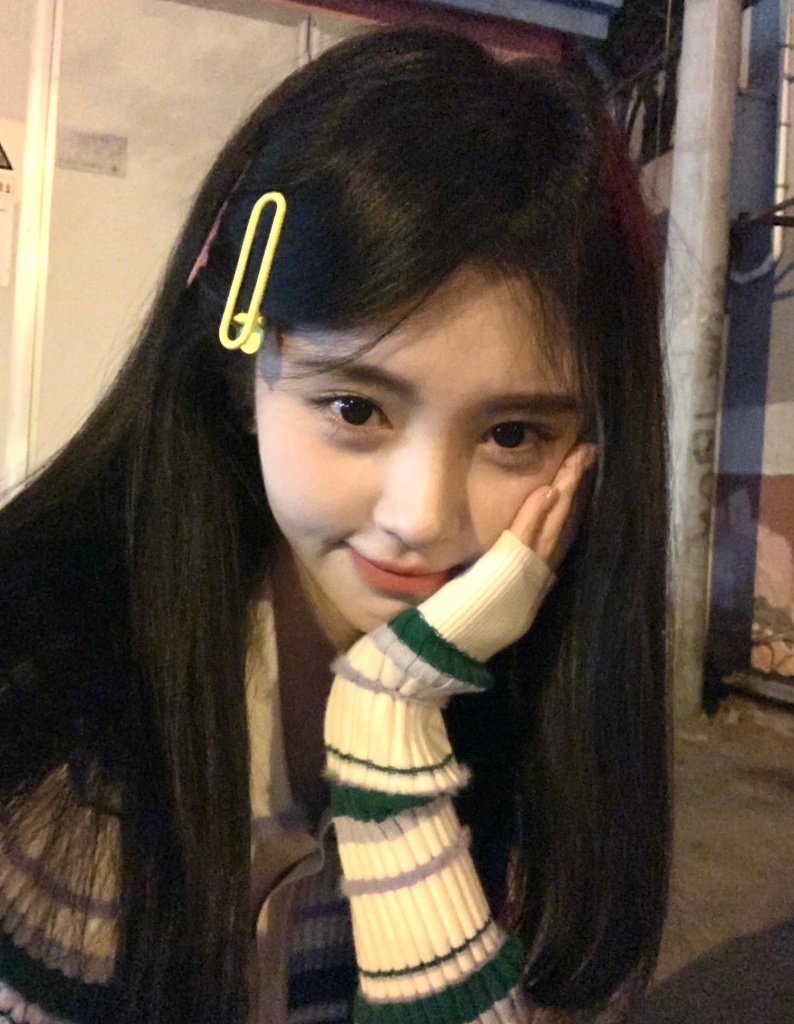 鞠婧祎晒最新自拍照着针织衫出镜戴发夹托腮卖萌甜美可人