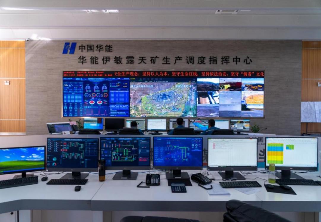 　　图3：伊敏露天矿生产调度指挥中心大屏(摄影：杨敬轩)
