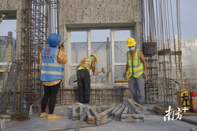 工人正在安装预制凸窗.