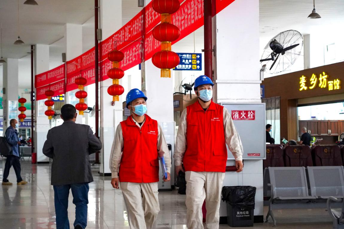 国网重庆电力员工在开州区中心客运站开展安全用电检查（安姚鑫）