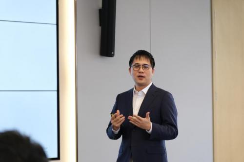 (图:鱼跃医疗董事长吴群在会上发言)