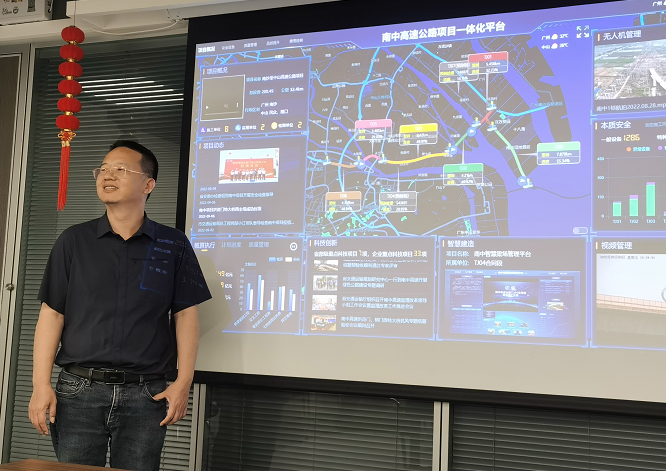 余奋亿 在讲解“智慧养护”在南中高速公路项目的应用