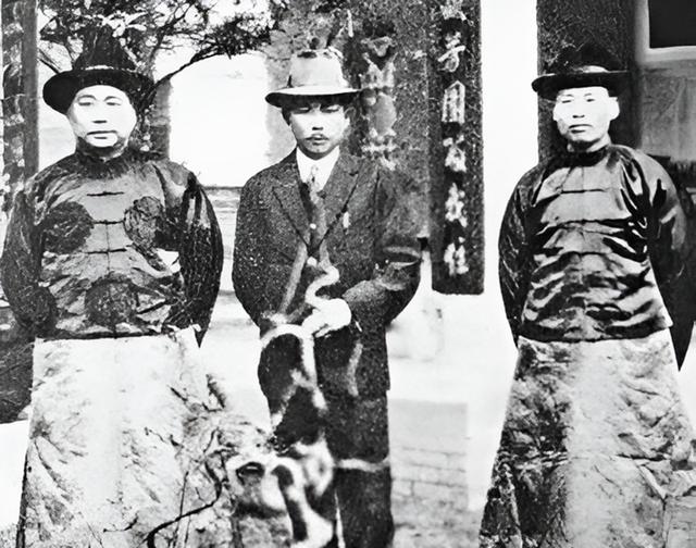 杨森娶了12个老婆，90岁时17岁小妾问：有几个是心甘情愿嫁你的？休闲区蓝鸢梦想 - Www.slyday.coM