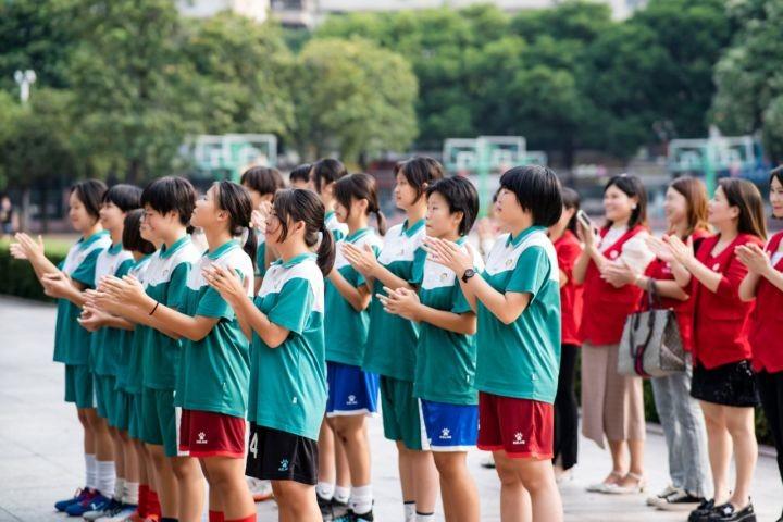 ▲汇众天使佛山女神团队鼓励广东省佛山市第三中学校足球队努力进行训练