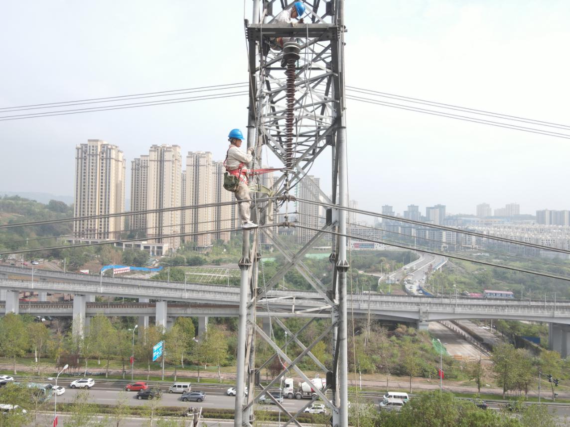 国网重庆电力员工在220千伏输电线路更换绝缘子（龚超）