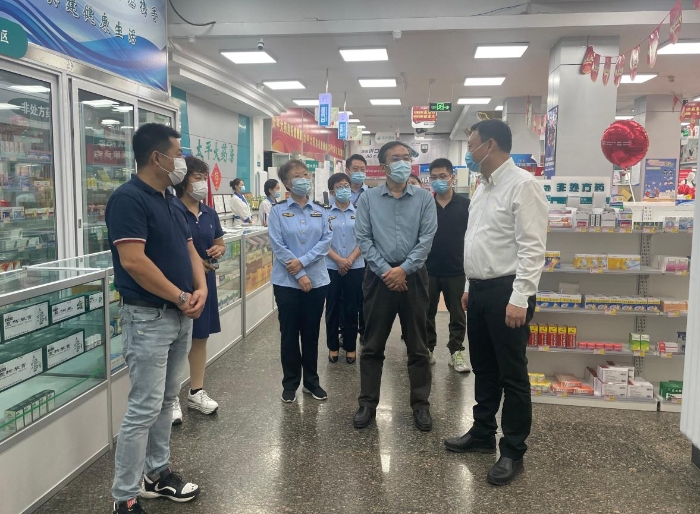 图为督导组检查药店。