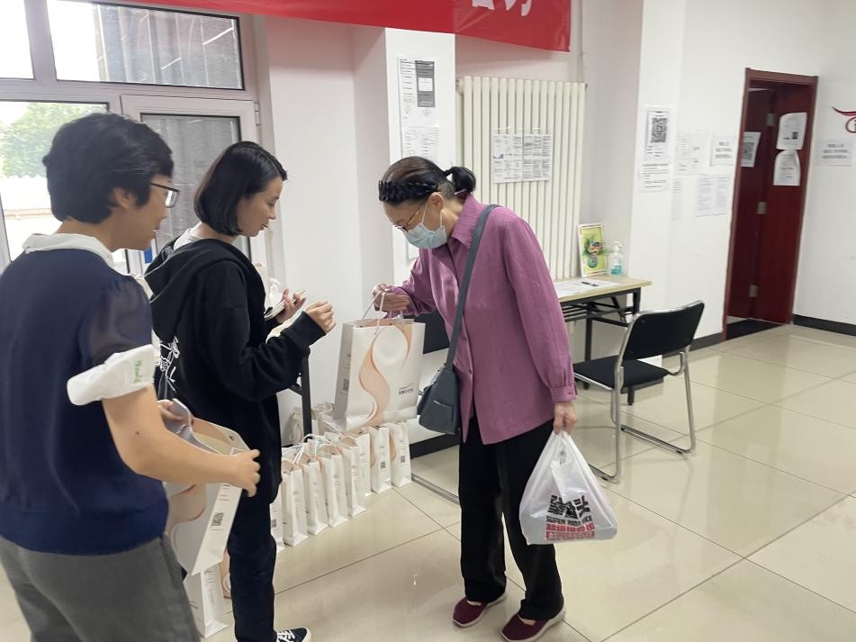 　　(发放张德芬空间伴手礼)