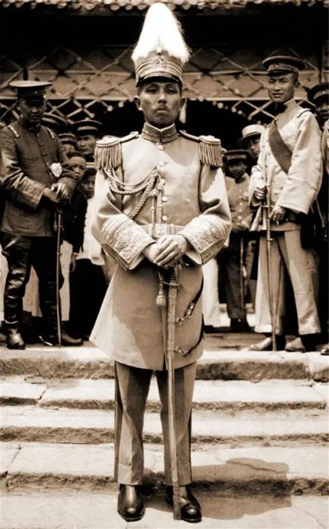 杨森娶了12个老婆，90岁时17岁小妾问：有几个是心甘情愿嫁你的？休闲区蓝鸢梦想 - Www.slyday.coM