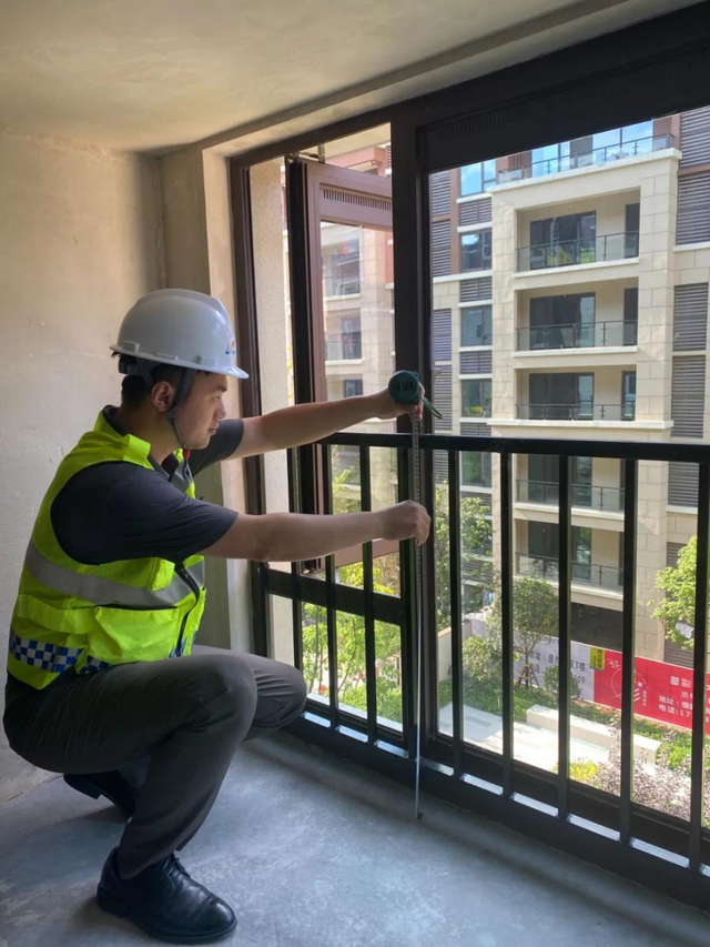 ▲刘晨旭在进行室内质量查验