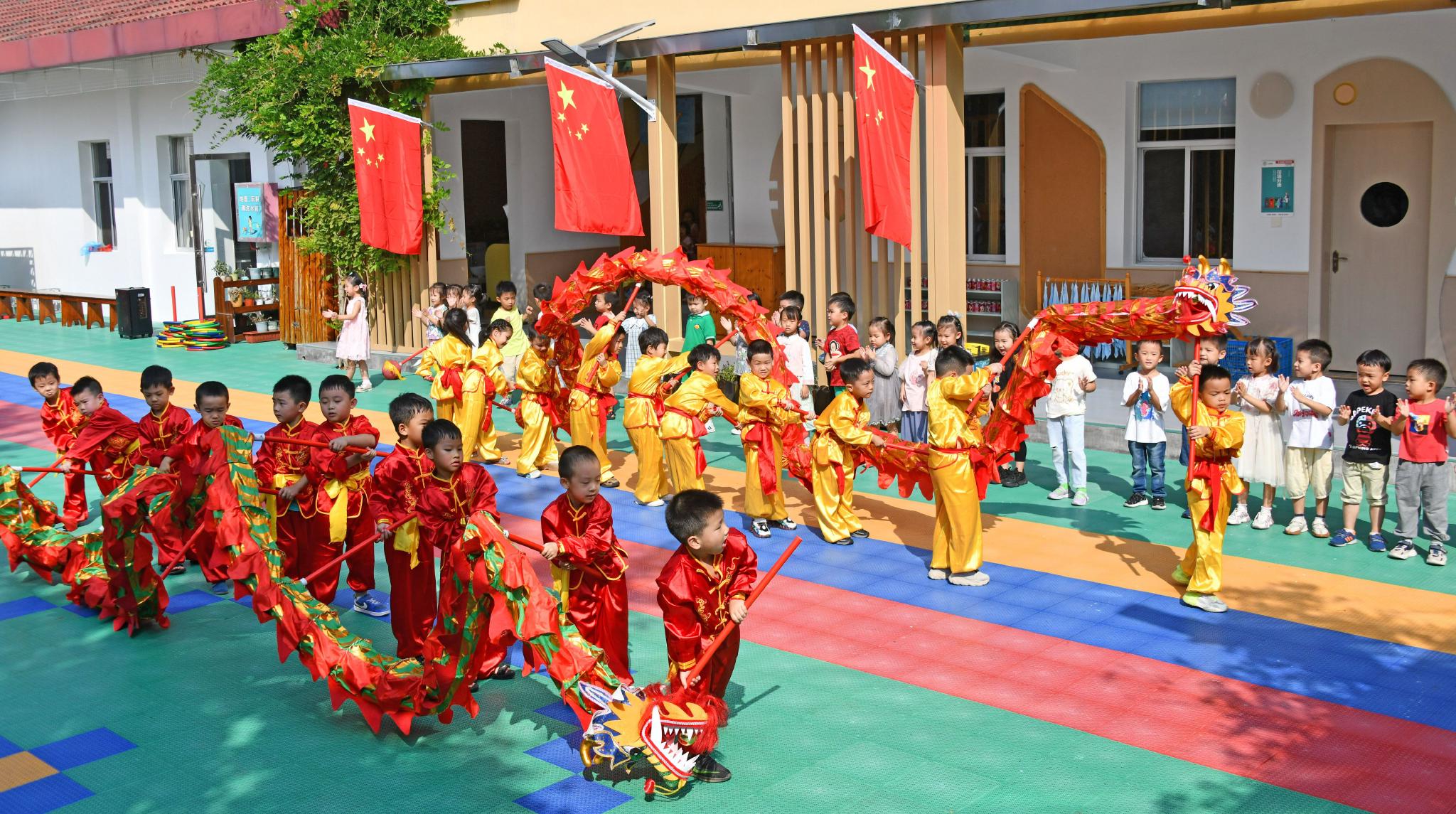 孩子们正在进行舞龙表演,喜迎国庆节到来.通讯员 王华斌 摄