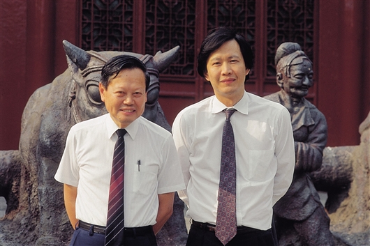 1992年，杨振宁（左）和江才健在山西太原。