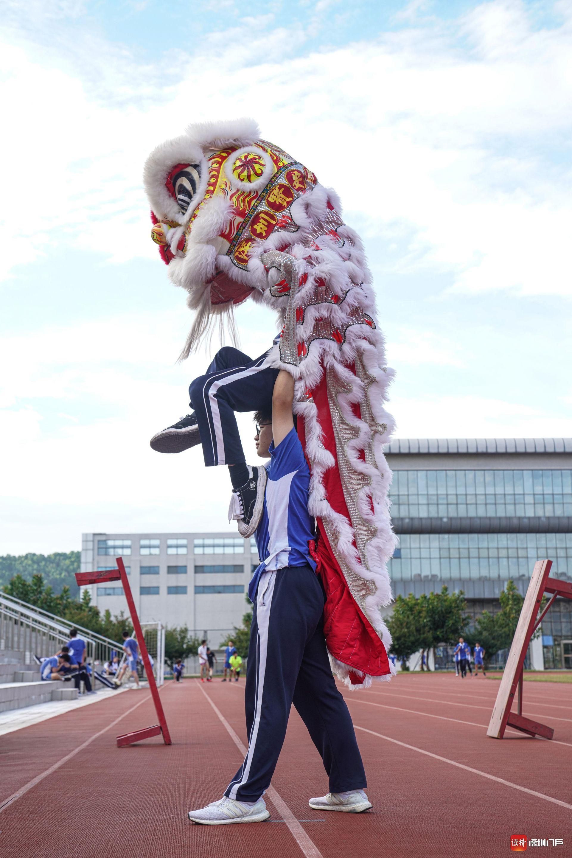 特上镜 63 | 17岁醒狮男孩,深圳校园最潮社长_手机新浪网