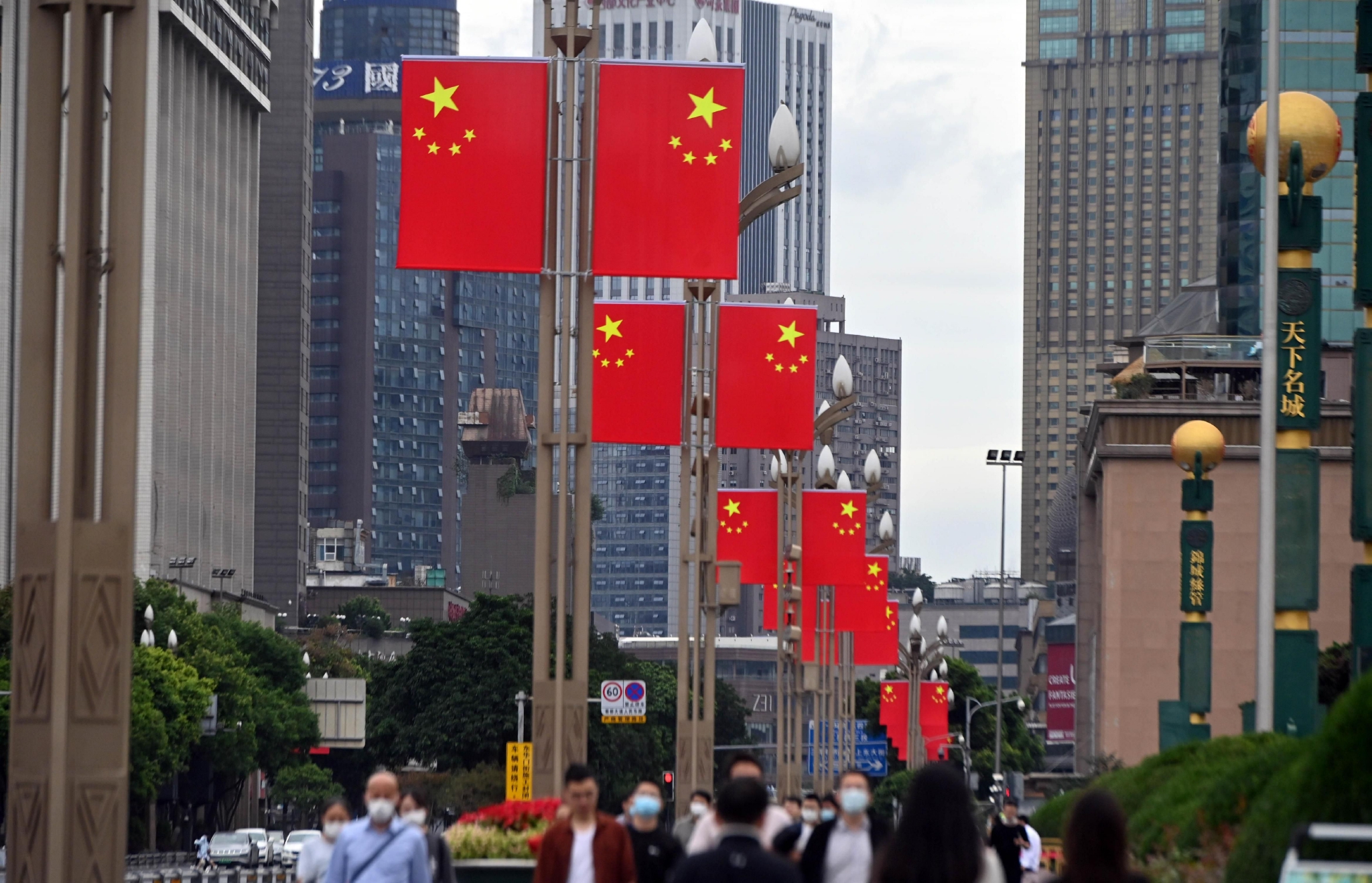 湖北武汉主干道上,一面面五星红旗在阳光下熠熠闪光.