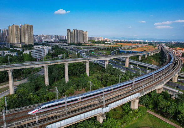 复兴号动车组行驶在成渝城际铁路上（2022年6月24日摄，无人机照片）。新华社记者 王曦 摄