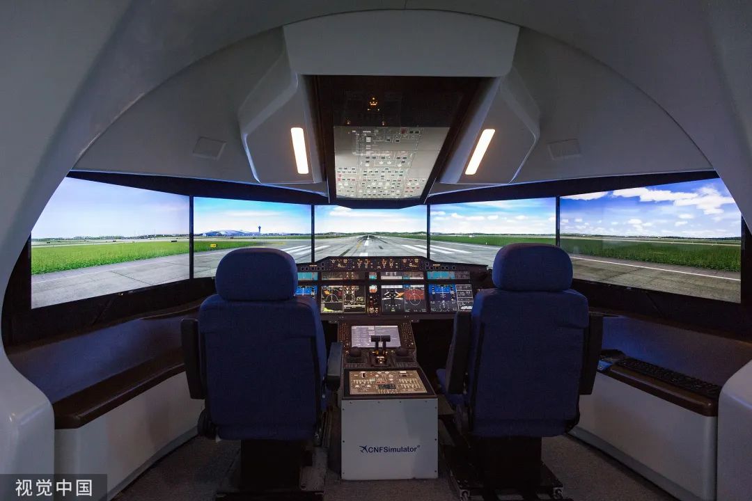 5月27日,河南省安阳航空航天科普馆展厅的c919飞机驾驶舱体验模型
