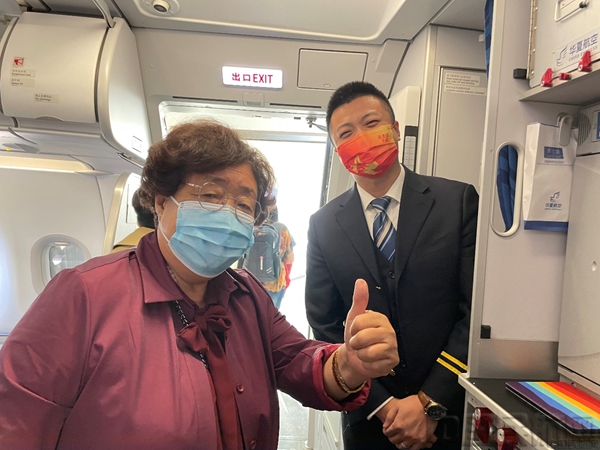 华夏航空开展"喜迎73载 · 举国同庆盛世华诞"主题空地活动_新浪财经