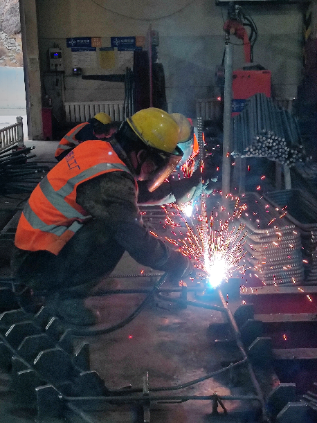 天山胜利隧道施工现场焊接工人正在作业