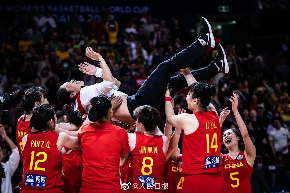 女篮队员将主教练郑薇高高抛起。