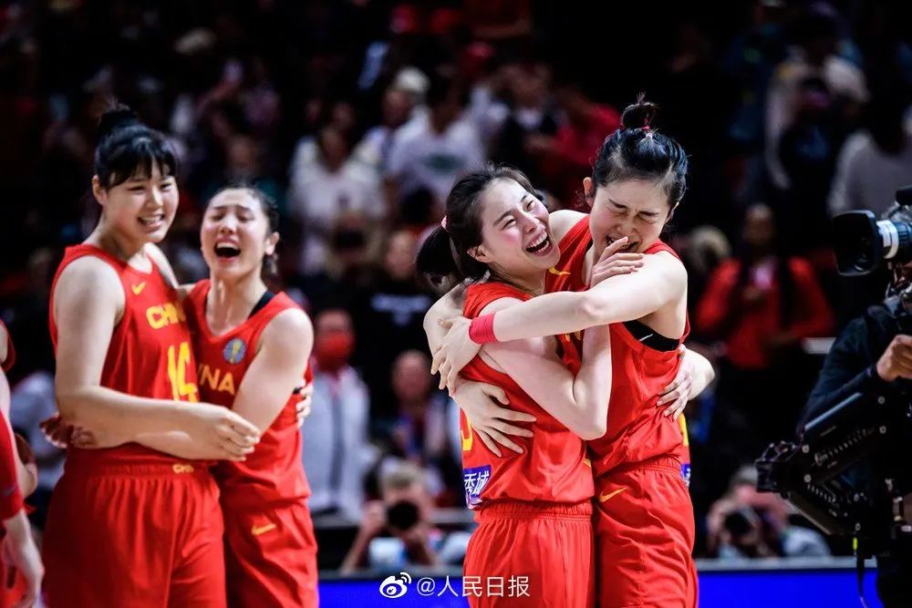 中国女篮半决赛后庆祝现场。