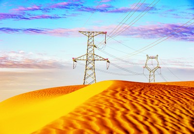 &nbsp;&nbsp;&nbsp;&nbsp;库布齐沙漠中的输电铁塔&nbsp;郜小兵摄