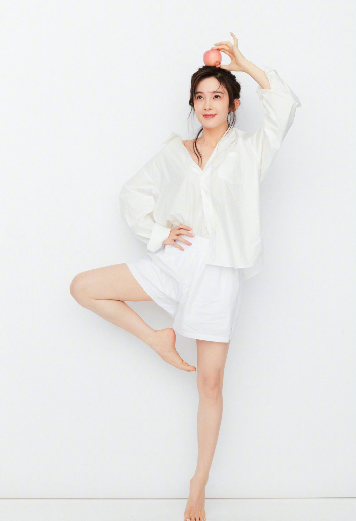 赵樱子晒白色系写真 美腿逆天超抢镜_高清图集_新浪网