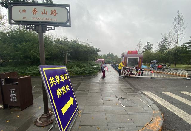 国庆假期期间，共享单车禁止上山，需要将车辆停放至香泉环岛旁一处存车点。新京报记者 王贵彬 摄