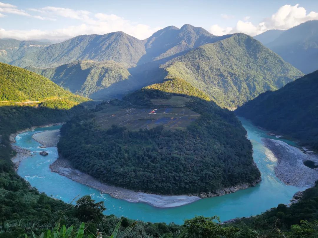 雅鲁藏布江墨脱县果果塘蛇形大拐弯.经济日报记者 代玲摄