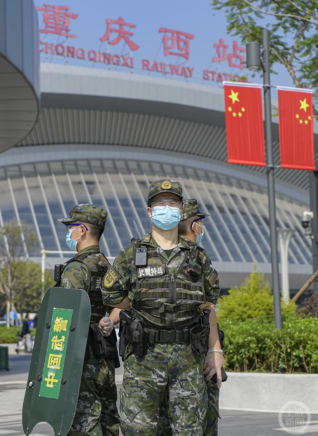 重庆武警加强重点区域执勤确保游客出行安全