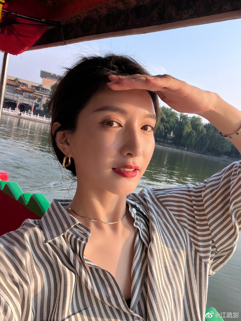 江疏影发布随拍写真笑容明媚肌肤白皙氧气感十足